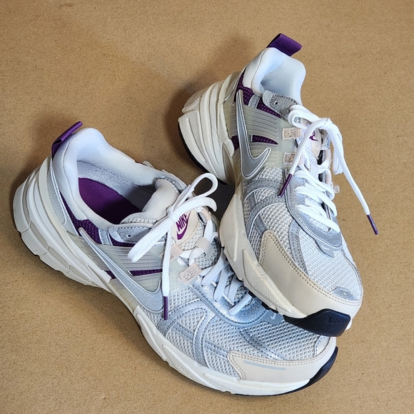 Women's Nike V2K RUNNING tan and Purple Sneakers Sz 9.5 - Picture 4 of 7